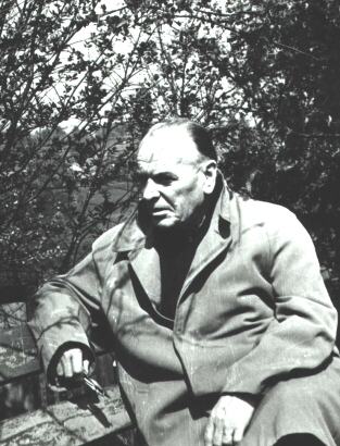 К.Г. Паустовский в саду тарусского дома