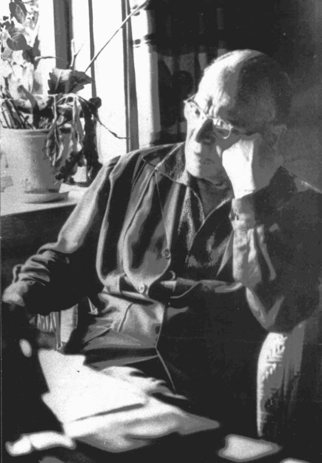 К.Г. Паустовский за рабочим столом в кабинете тарусского дома.