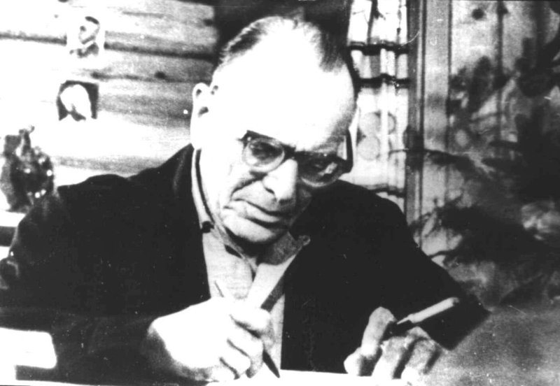 К.Г. Паустовский работает в кабинете